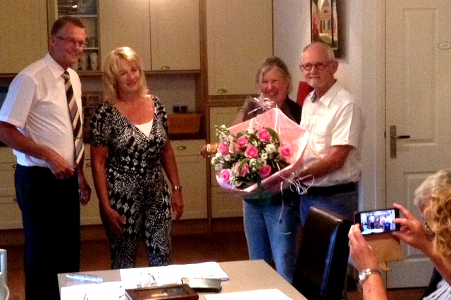 foto: Voorzitter Jan Nieboer en Ineke Schreuder bedanken Albert en Frea Fischer.