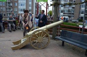 Burgemeester Galama en Jan Nieboer bij kanon