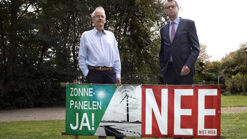 Jan Nieboer (rechts) en Hans zijn fel tegen de komst van de windmolensⒸ JOS SCHUURMAN